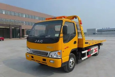 北漠高速G1213汽車輪胎沒氣遇困，高速自行拖車扣分與專業(yè)救援服務(wù)解析